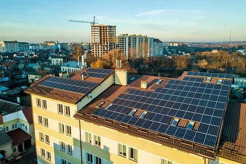 placas solares en tejado edificio